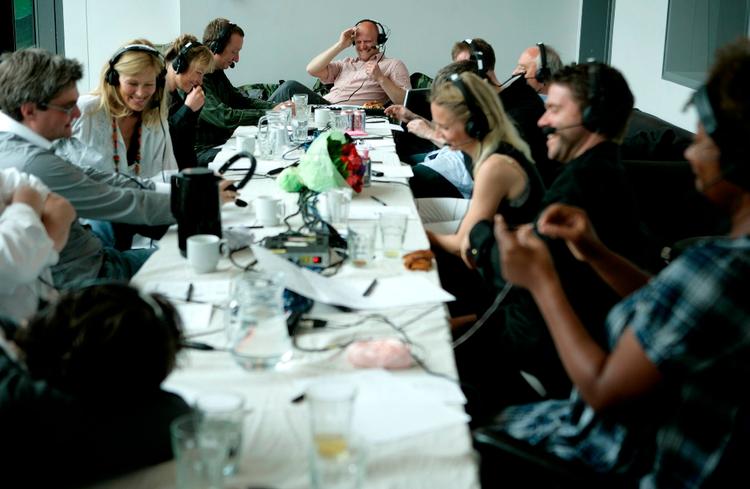 monopol. Mads og en række monopolister på et arkivfoto fra 2007. En del af de tilstedeværende er også med til liveshowet i DR's Koncertsalen lørdag formiddag. 