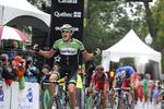 Sejr. Robert Gesink jubler over sejren i Grand Prix Québec, mens franskmanden Arthur Vichot og belgieren Greg Van Avermaet må erkende nederlagt. 
