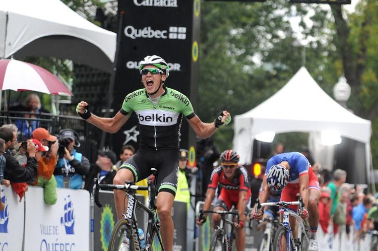 Sejr. Robert Gesink jubler over sejren i Grand Prix Québec, mens franskmanden Arthur Vichot og belgieren Greg Van Avermaet må erkende nederlagt. 