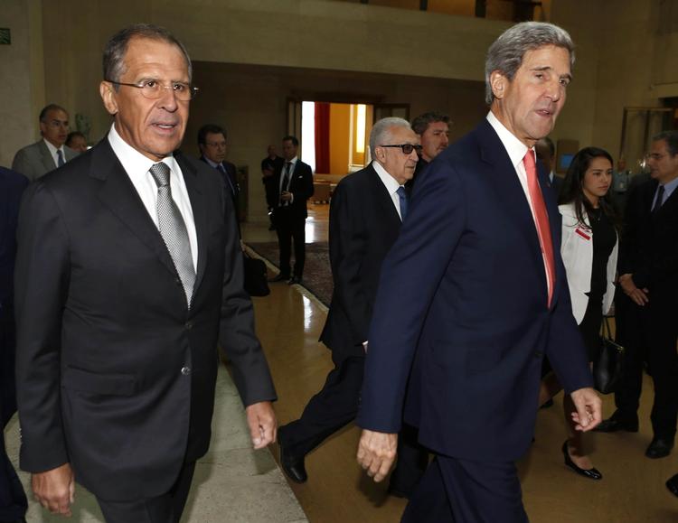 FORHANDLINGER. Ruslands udenrigsminister Sergej Lavrov (tv) og USA's ditto John Kerry har forhandlet om Syrien hele natten. I dag fortsætter de i Geneve. 