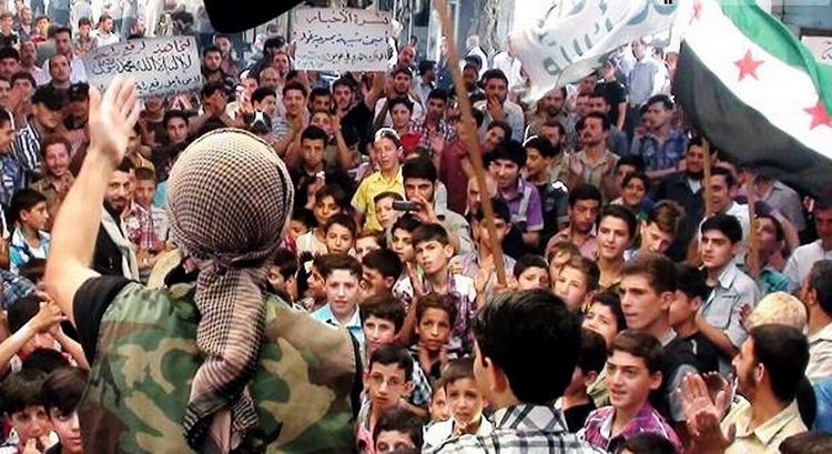 Syrien. Lørdag melder flere kilder om fornyede bombardementer over oprørskontrollerede forstæder til Damaskus. Her en demonstration i går mod styret i Arbeen-forstaden til Damaskus. 