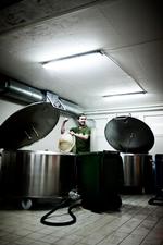 Lejeudstyr. Flere af de succesrige mikrobryggere har ikke eget bryggeri, men lejer sig ind hos andre. Her har Mikkellers Mikkel Borg Bjergsø lejet sig ind i et andet mikrobryggeri, Amager Bryghus. 