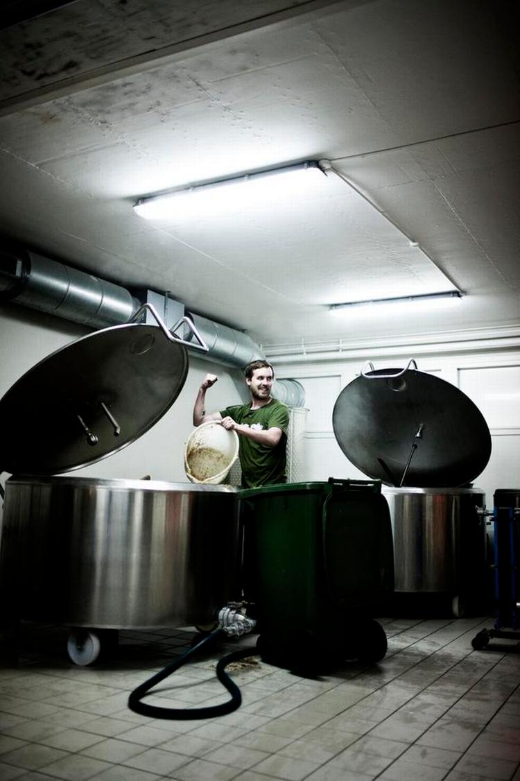 Lejeudstyr. Flere af de succesrige mikrobryggere har ikke eget bryggeri, men lejer sig ind hos andre. Her har Mikkellers Mikkel Borg Bjergsø lejet sig ind i et andet mikrobryggeri, Amager Bryghus. 