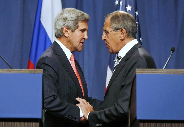 Aftale. USA's udenrigsminister Kerry og hans russiske kollega efter pressemødet, hvor de fremlagde deres aftale om kemisk afvæbning af Syrien. 