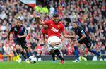 Straffespark. Robin van Persie nettede fra 11-meter-pletten kort før pausen. 