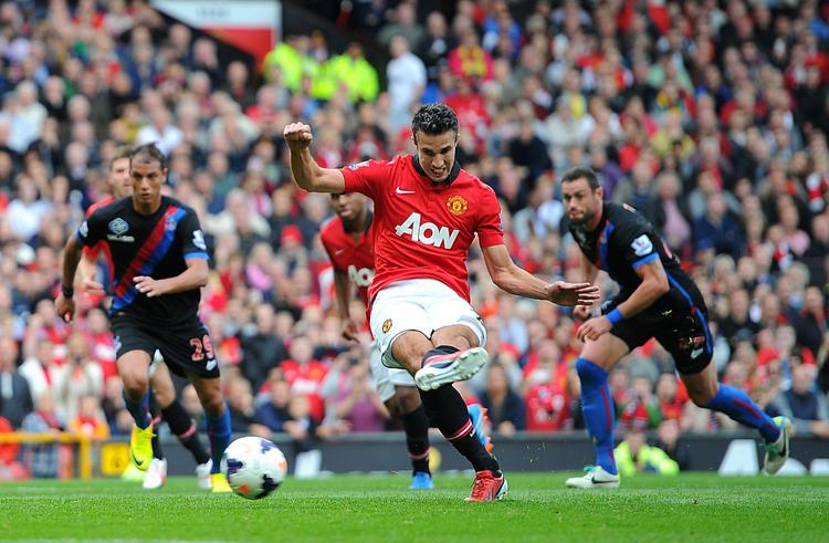 Straffespark. Robin van Persie nettede fra 11-meter-pletten kort før pausen. 