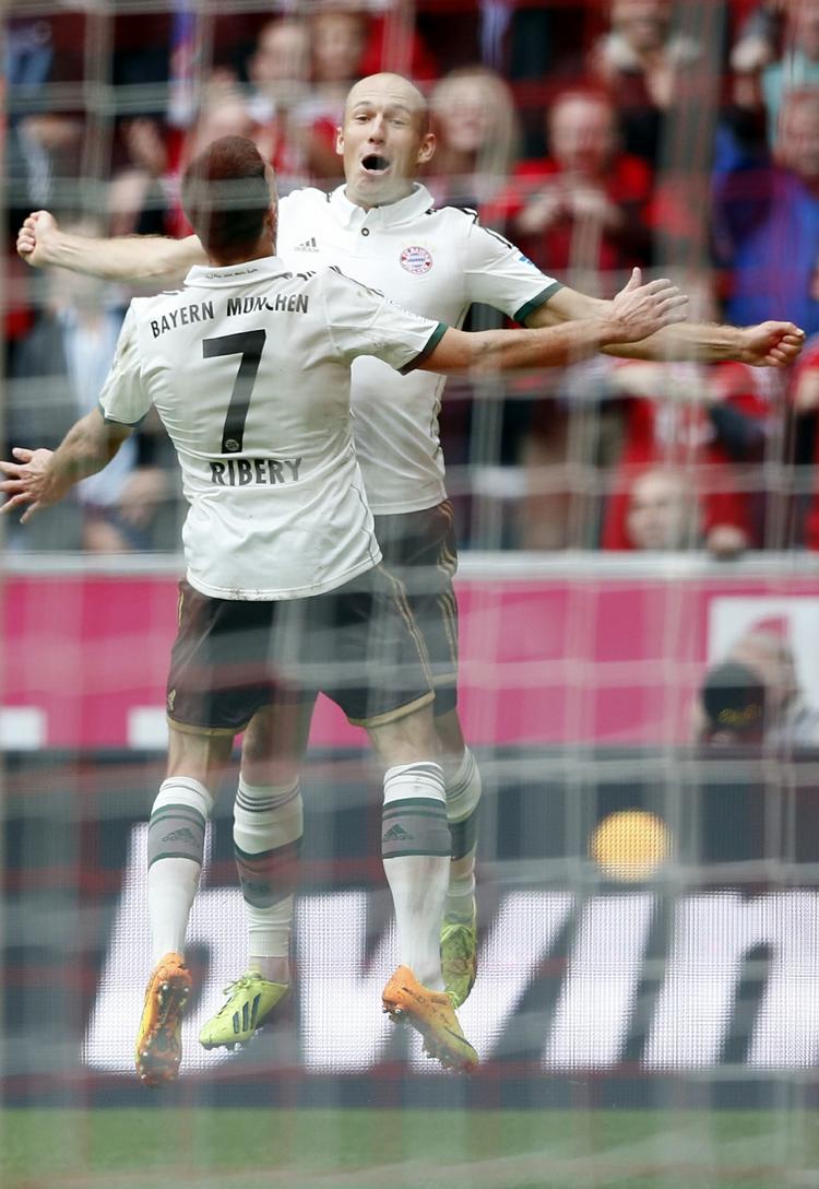 'Robbery'. Robben (bagerst) og Ribery jubler over franskmandens scoring. 