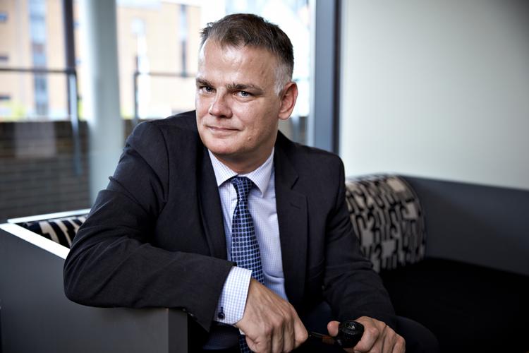 Talentløs. Manu Sareens hang til at komme i pressen er omvendt proportionelt med hans vilje til at sætte sig ind i tingene. Synes Christian Langballe her på DF's landsmøde. Ikke en fan af vores kirkeminister. 