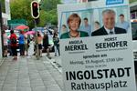 valg. Kansler Angela Merkel kæmper for genvalg til Forbundsdagen i Berlin, mens meningsfællen Horst Seehofer fra det bayerske søsterparti samtidig stiler efter genvalg som ministerpræsident i den sydlige delstat. 