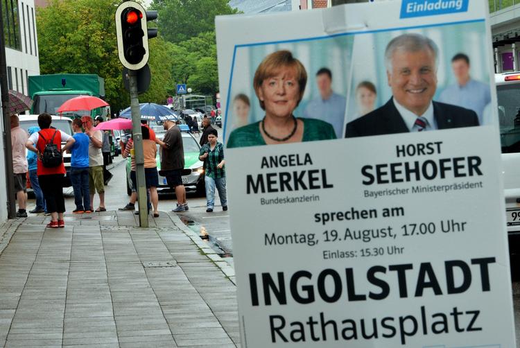 valg. Kansler Angela Merkel kæmper for genvalg til Forbundsdagen i Berlin, mens meningsfællen Horst Seehofer fra det bayerske søsterparti samtidig stiler efter genvalg som ministerpræsident i den sydlige delstat. 