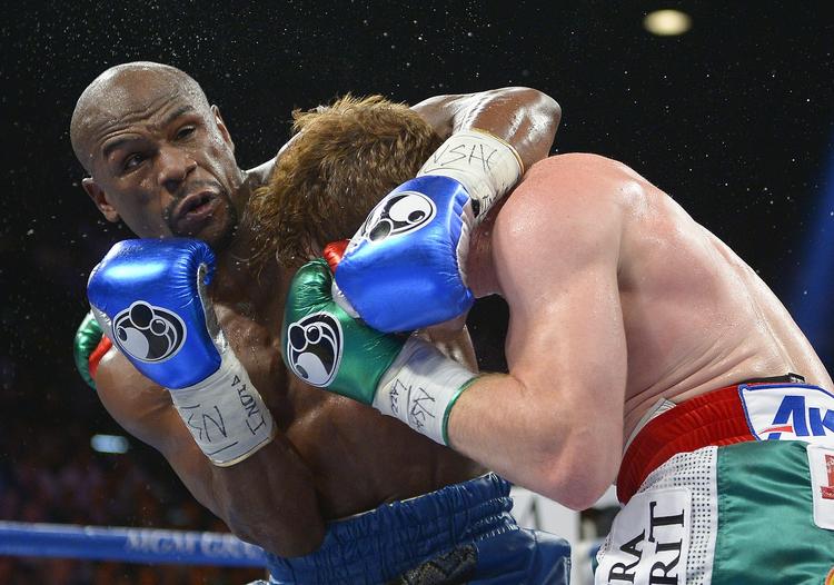 Kispus. Mesteren Floyd Mayweather Jr., havde ingen problemer med at besejre sin kun 23-årige udfordrer Canelo Alvarez. 