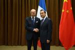 HÅNDTRYK Kinas udenrigsminister Wang Yi havde i går sin franske kollega Laurent Fabius på besøg. 