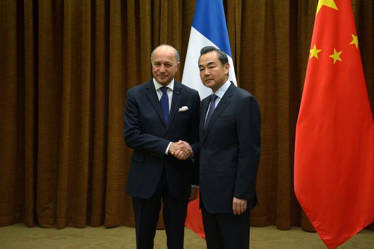 HÅNDTRYK Kinas udenrigsminister Wang Yi havde i går sin franske kollega Laurent Fabius på besøg. 