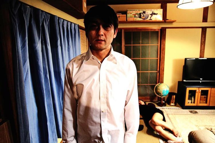 <cutline_leadin>Uden filter. </cutline_leadin>Hustruvold, voldtægt og incest er et stort, men fortiet problem på den japanske hjemmefront. Men Sion Sonos film som her 'Cold Fish' lægger ikke fingre imellem. <fotograf>Foto fra filmen</fotograf> 