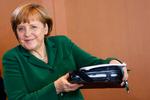 <cutline_leadin>MODEREN.</cutline_leadin> Angela Merkel med en stak af rigets sager under armen. <fotograf>Foto: Markus Schreiber/AP</fotograf> 