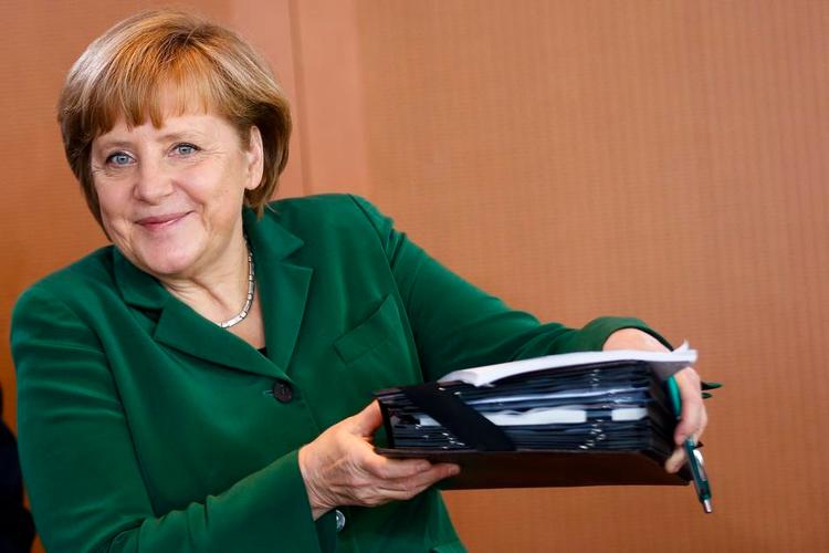 <cutline_leadin>MODEREN.</cutline_leadin> Angela Merkel med en stak af rigets sager under armen. <fotograf>Foto: Markus Schreiber/AP</fotograf> 