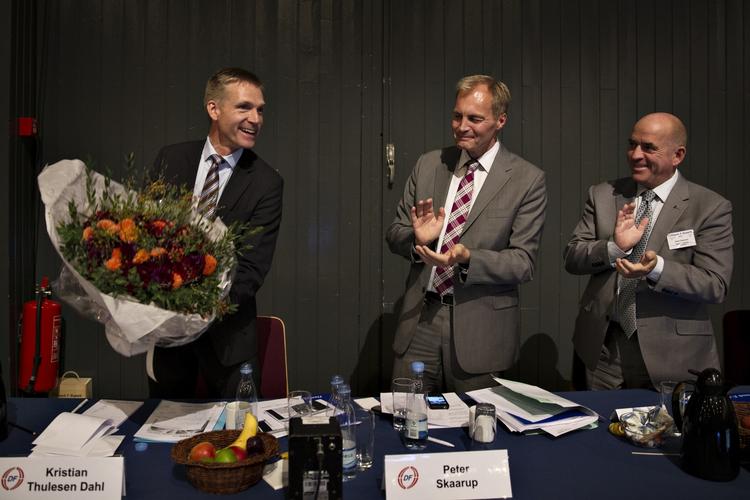 GEnvalgt. Kristian Thulesen Dahl genvælges som DF's formand på landsmøde i Herning. bagefter fik han blomster og klapsalver af Peter Skaarup og Søren Espersen. 