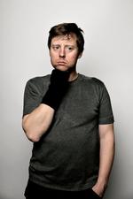 <cutline_leadin>Flerstemmig.</cutline_leadin> Martin Buch kan godt have svært ved at tale om sig selv. Men tager han en sok på hånden, begynder den straks at snakke: »Ja. Jeg har nok nemmere ved at være andre end ved at være mig selv«, siger han. <fotograf>Foto: Joachim Adrian</fotograf> 