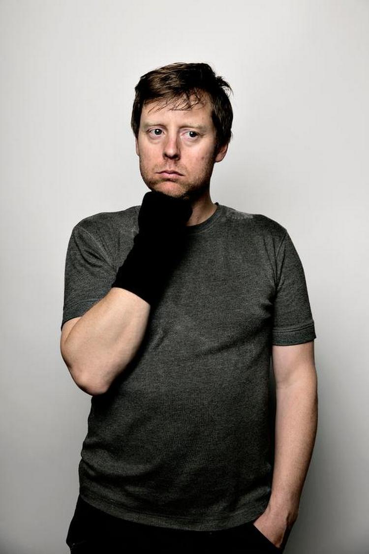 <cutline_leadin>Flerstemmig.</cutline_leadin> Martin Buch kan godt have svært ved at tale om sig selv. Men tager han en sok på hånden, begynder den straks at snakke: »Ja. Jeg har nok nemmere ved at være andre end ved at være mig selv«, siger han. <fotograf>Foto: Joachim Adrian</fotograf> 