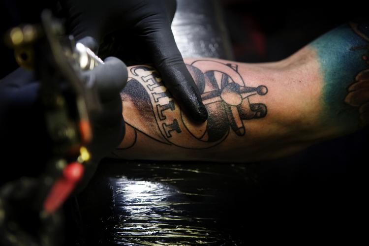 Politisag. En tatotøv blev af en betjent advaret mod at låne sin bil ud til mistænkte. 