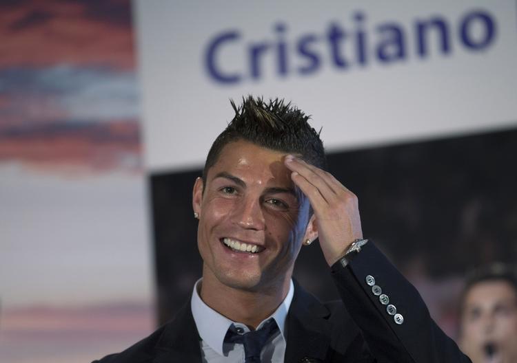 LØNTUNG. 150 millioner kroner om året formodes Cristiano Ronaldo at tjene i Real Madrid efter sin kontraktforlængelse. 