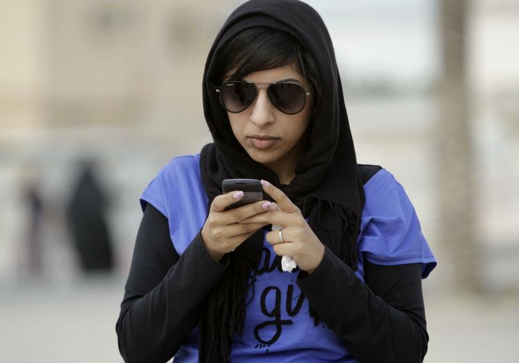 Protest. Politiske aktivister verden over bruger sociale medier som Twitter og Facebook til at mobilisere sig - men er de gennemsigtige og til tider uorganiserede medier rigtige i alle faser af opbygningen af et nyt, demokratisk samfund? 