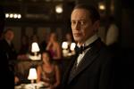 Forladt. Steve Buscemi gør det fremragende som gangsteren Enoch 'Nucky' Thompson, der har stor succes i gangsterverdenen, men klarer den noget mindre prangende på hjemmefronten. 
