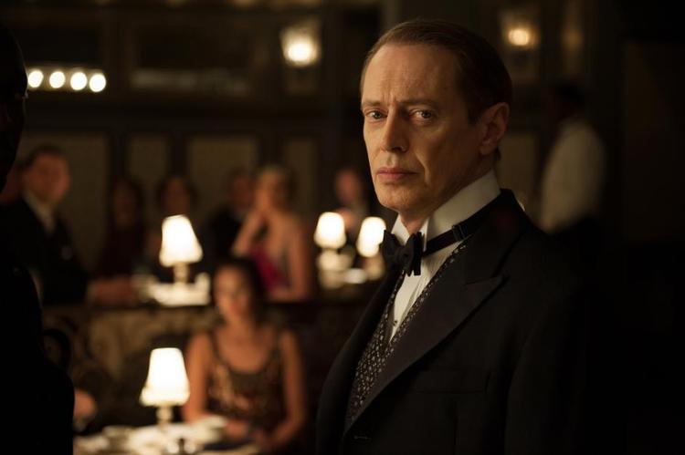 Forladt. Steve Buscemi gør det fremragende som gangsteren Enoch 'Nucky' Thompson, der har stor succes i gangsterverdenen, men klarer den noget mindre prangende på hjemmefronten. 