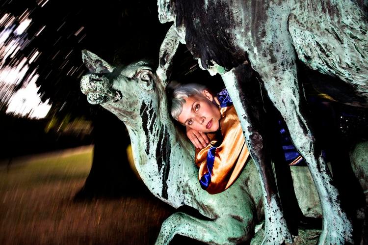 Match. Statuen i Kongens Have i København matcher hårfarven, ligesom livet som selvstændig musiker for tiden synes at passe til Oh Land. 
