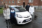 Hit. Mikrobiler, som denne Toyota Aygo som familien Hansen har købt, bliver mere og mere populære i takt med, at priserne på biler falder. 
