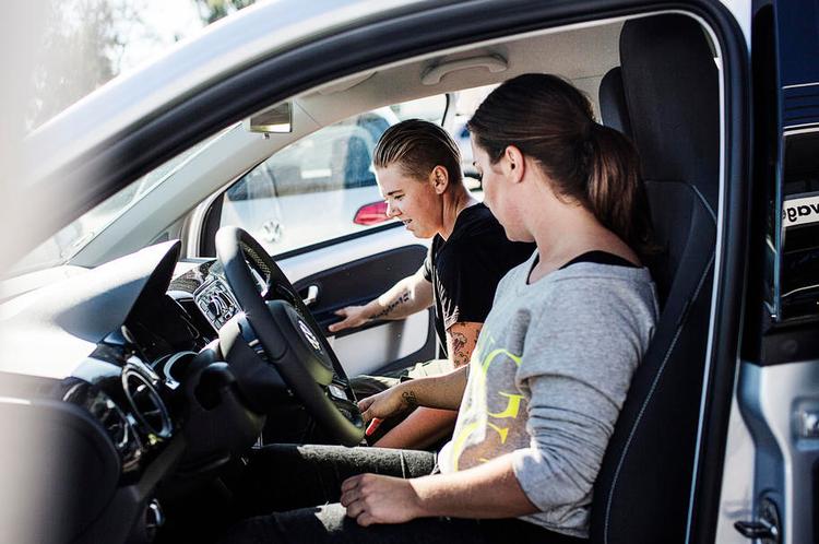 NYT. Maria Helletofte (bagerst) og Danilella Baun er taget fra Ringsted til Amager for at købe deres første nye bil. Foto: Ditte Valente 
