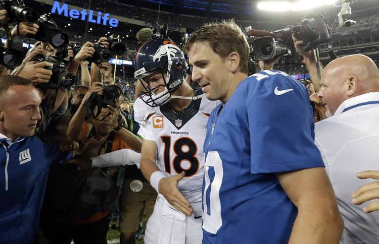 Familietræf. Peyton Manning (18) blev vinderen i broderdysten mod Eli (10). 
