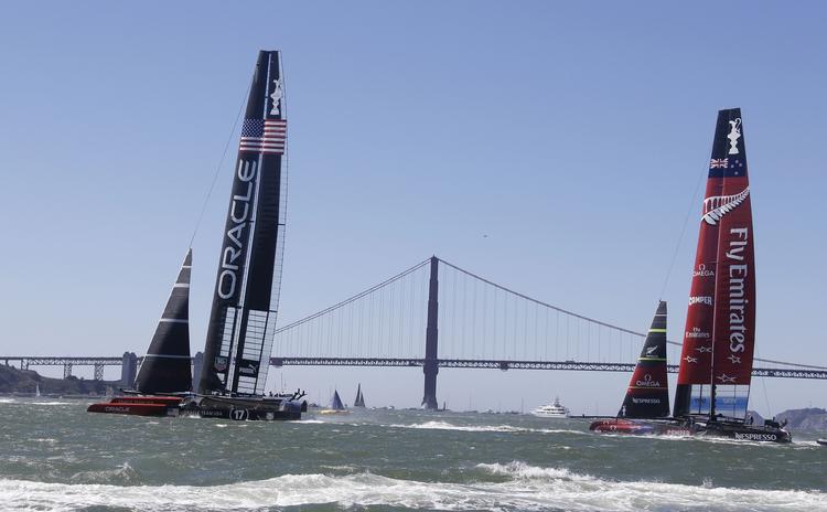 Spektakulært. Golden Gate-broen er en del af kulissen i kampen mellem Oracle (tv) og Emirates (th). 