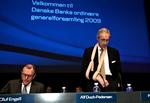 Ordførende direktør Peter Straarup (th) ved en generalforsamling i banken. 