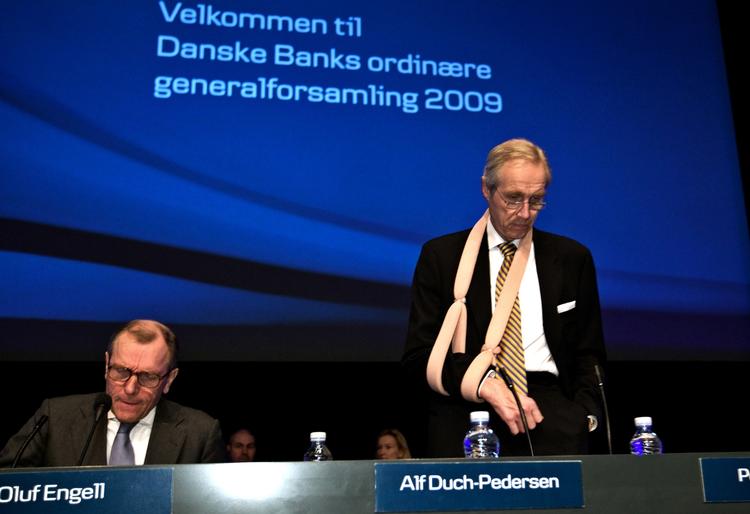 Ordførende direktør Peter Straarup (th) ved en generalforsamling i banken. 