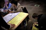 Sofavælgere. Lokaldemokratiet er under pres. Ved det seneste kommunal- og regionsvalg undlod en tredjedel af vælgerne at stemme. Derfor forsøger regionerne og kommunerne denne gang at få vækket vælgerne med flere forskellige kampagner. 