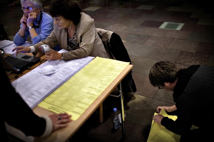 Sofavælgere. Lokaldemokratiet er under pres. Ved det seneste kommunal- og regionsvalg undlod en tredjedel af vælgerne at stemme. Derfor forsøger regionerne og kommunerne denne gang at få vækket vælgerne med flere forskellige kampagner. 