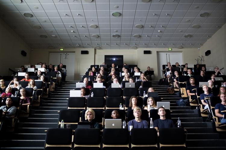 Pølsefabrik. Det er ikke gennem masseuddannelse, men ved at stille krav til de studerende, at vi skal kunne konkurrere med det højtuddannede udland, skriver Rasmus Brygger. 