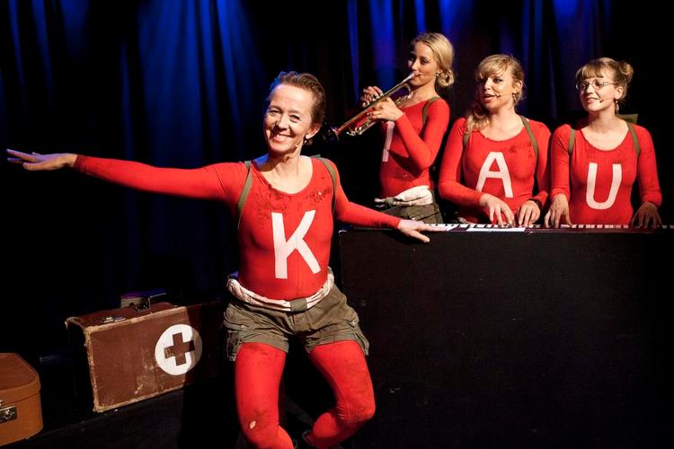 Krisehåndtering. Anne Dorte Michelsen forstår at ondulere en lose-lose-situation med sin bittersøde form for humor. 