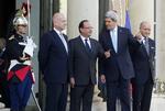 Topmøde. Så forhandles der atter om Syrien. De fire jakkesæt er fra venstre mod højre Storbritanniens udenrigsminister William Hague, Frankrigs præsident Francois Hollande, den amerikanske udenrigsminister John Kerry samt den franske udenrigsminister Laurent Fabius. 