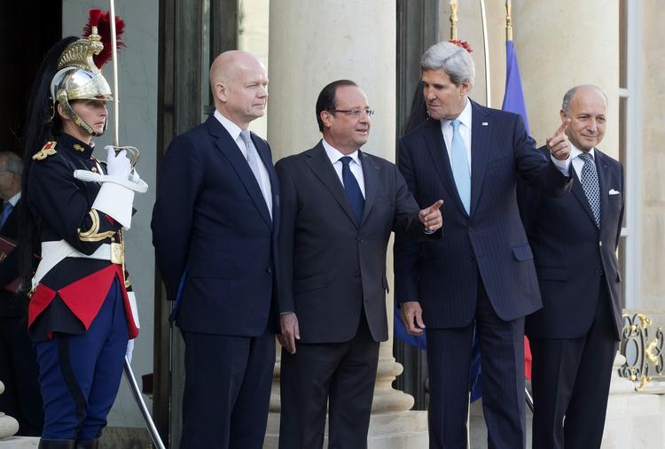 Topmøde. Så forhandles der atter om Syrien. De fire jakkesæt er fra venstre mod højre Storbritanniens udenrigsminister William Hague, Frankrigs præsident Francois Hollande, den amerikanske udenrigsminister John Kerry samt den franske udenrigsminister Laurent Fabius. 