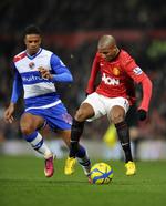 Letbenet. Tre gange måtte Uniteds spillere bide i græsset i straffesparksfeltet i lørdags. Tredje gang gave det bonus i form af et tyndt straffespark til Ashley Young (th). 