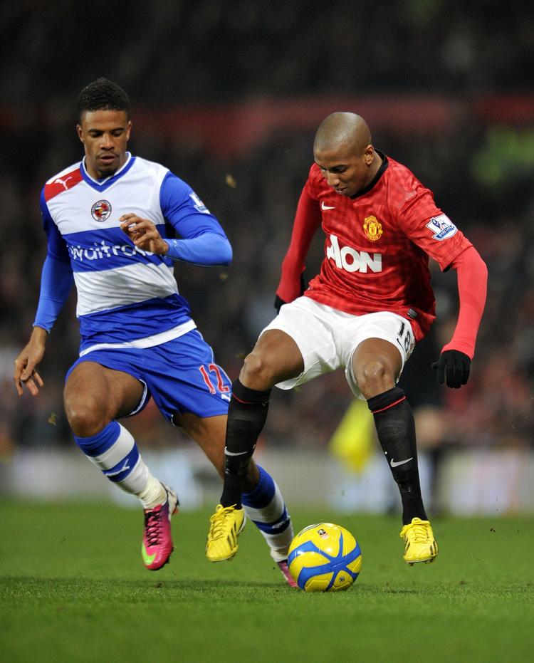 Letbenet. Tre gange måtte Uniteds spillere bide i græsset i straffesparksfeltet i lørdags. Tredje gang gave det bonus i form af et tyndt straffespark til Ashley Young (th). 