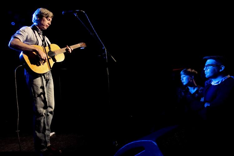 Blå. Bill Callahans musik har siden sine dage med Smog været optaget af afstanden mellem mennesker, og selvom 'Dream City' ikke er nogen undtagelse, anes dog et lys i mørket. 