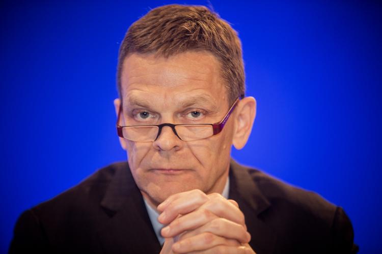 fyreseddel. Danske Bank med bestyrelsesformand Ole Andersen i spidsen har valgt at skille sig af med Eivind Kolding som administrerende direktør, selv om Kolding kun har siddet halvandet år på posten. 