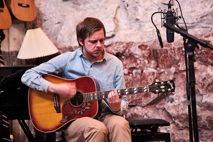 Benspænd. I ti år rejste Teitur ud i verden for at indspille sine sange. Han stolede ikke på kvaliteten hjemme på Færøerne. 