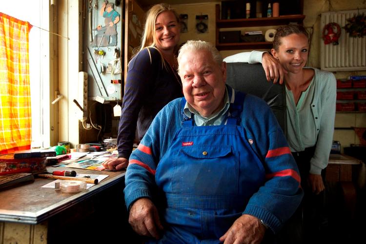 læsø. De to værter fra DR-programmet 'Læsø kalder', Lise Rønne (th) og Michelle Hviid. Michelle Hviid har kritiseret tilblivelsen af programmet og er blevet kraftigt imødegået af tv-produktionsselskabet og af DR1-chef Michael Thouber. DR's lytter- og seerredaktør mener derimod, at Hviid har rejst en særdeles relevant diskussion. 