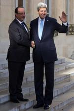 Enige: Den franske præsidenet Francois Hollande og USAs udenrigsminister John  Kerry understreger begge, at det vil få konsekvenser for Assad, hvis det syriske regime ikke lever op til aftale om kemiske våben. 