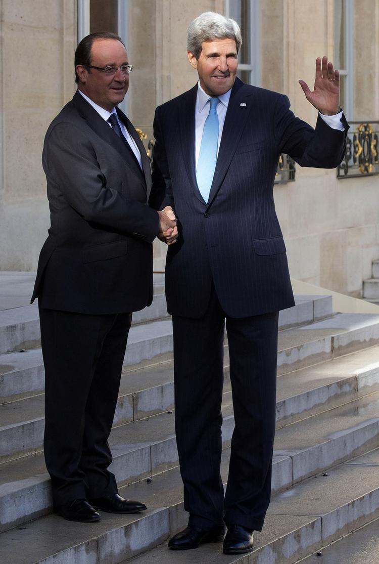 Enige: Den franske præsidenet Francois Hollande og USAs udenrigsminister John  Kerry understreger begge, at det vil få konsekvenser for Assad, hvis det syriske regime ikke lever op til aftale om kemiske våben. 