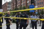 Politiet har afspærret området omkring den amerikanske flådes hovedkvarter. 
